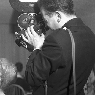 SWR Retro Frau schminkt andere Frau Mann filmt