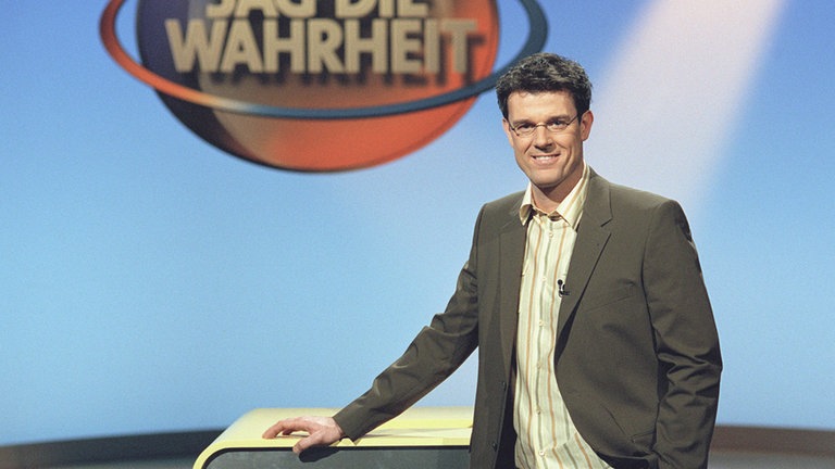 Michael Antwerpes präsentiert die Spielshow „Sag die Wahrheit“. 