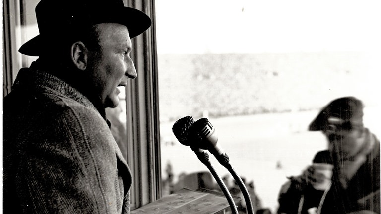 Gerd Krämer bei der Fernseh-Liveübertragung eines Fußballländerspiels