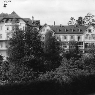 Der Südwestfunk nimmt aus dem Hotel „Kaiserin Elisabeth" den Sendebetrieb auf.