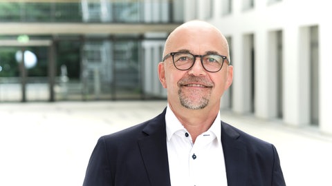 Das Bild zeigt ein Portrait von Michael Eberhard 