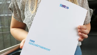 Eine Frau hält 