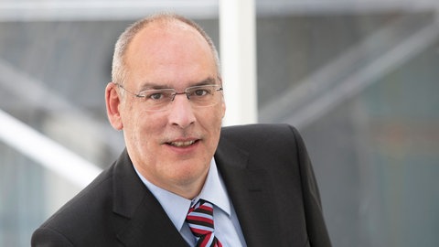 Das Bild zeigt ein Portrait von Gerold Hug