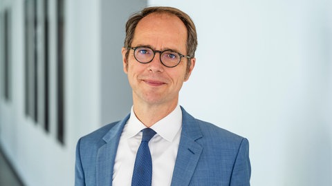 Das Bild zeigt ein Portrait von Jan Büttner