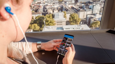Als App und im Web: Bereits seit einem Jahr bringt die ARD Audiothek das Beste aus den Radioprogrammen der ARD und des Deutschlandradios auf Ihr Smartphone. © ARDDennis Weissmantel