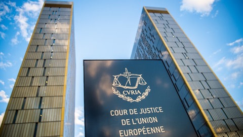 Schild vor den Bürotürmen des Europäischen Gerichtshofs im Europaviertel auf dem Kirchberg. © picture allianceArne Immanuel Bänschdpa