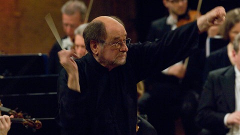 Sir Roger Norrington übernimmt die Leitung als Chefdirigent.
