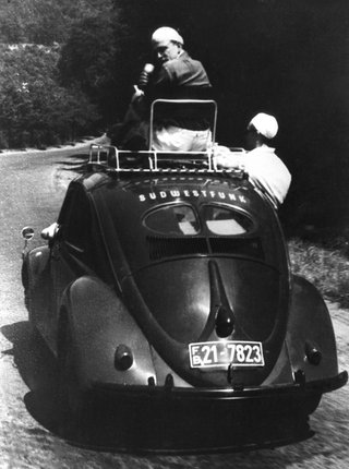 Ein VW Käfer wurde zum Übertragungswagen umgebaut.