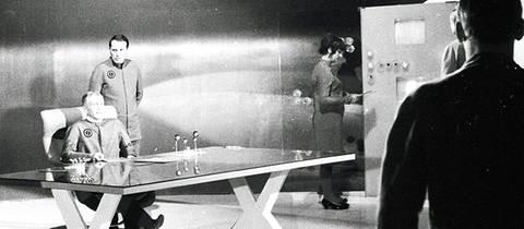 Commander in Beratung mit seinem Stab