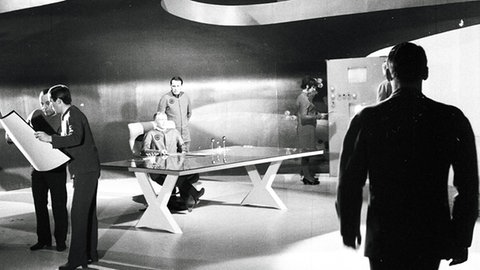 Commander in Beratung mit seinem Stab