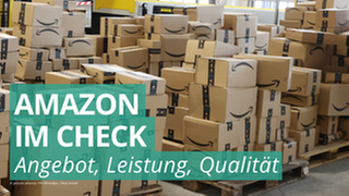 Eine Lagerhalle voller Amazonpakete auf Paletten.