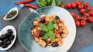 Orecchiette mit Tomatensoße und Basilikum