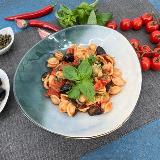 Orecchiette mit Tomatensoße und Basilikum
