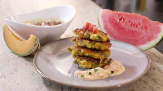 Auf dem Bild sind angeschnittene Melonen und Kichererbsenpuffer mit Dipp zu sehen. Kichererbsenpuffer mit Dipp sind ein leckeres Gericht für warme Sommertage. Das Rezept eignet sich perfekt, um eine Wassermelonenschale zu verwerten.