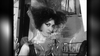 Schwarz-weiß-Bild einer Frau mit einer kunstvoll trapierten Frisur