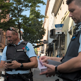 Mitarbeiter vom Ordnungsamt Mannheim verteilen Strafzettel