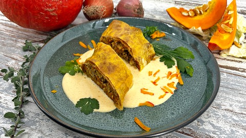 Wirsingstrudel mit Zitronensoße 