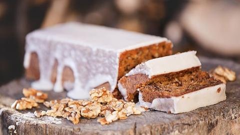 Ein Karotten-Kuchen mit Nüssen und Kümel.