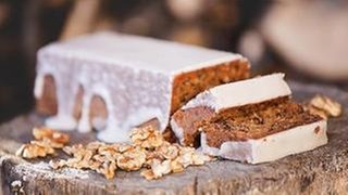 Ein Karotten-Kuchen mit Nüssen und Kümel.