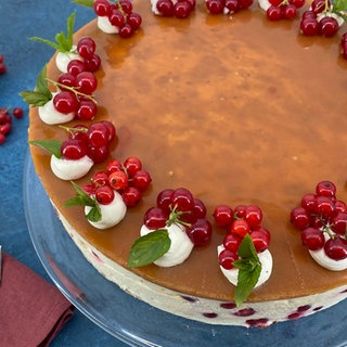Johannisbeer-Krokant-Torte mit Karamellglasur