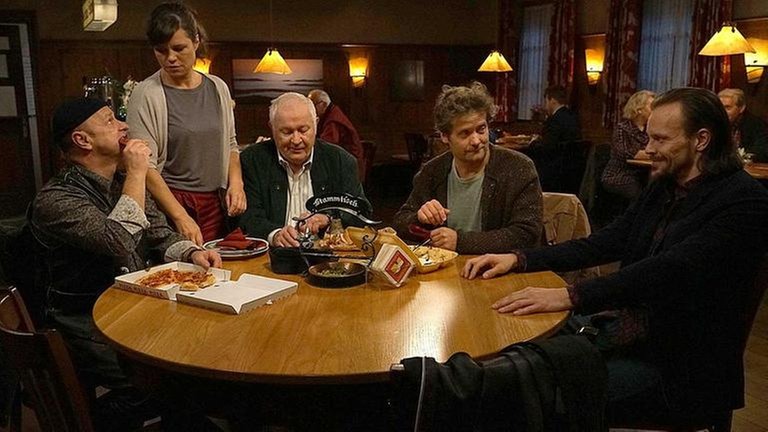 Eva und die Jungs am Stammtisch