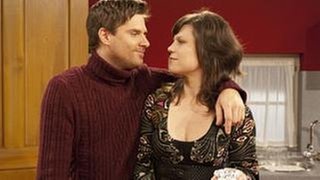 Andreas und Eva schauen sich tief in die Augen