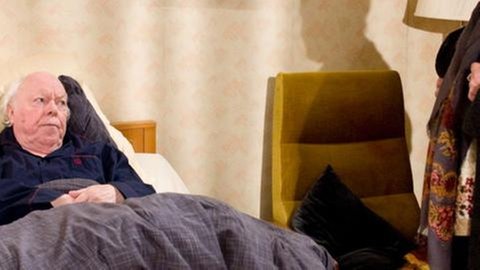 Herrn Häfele liegt krank im Bett, neben dem Bett steht Johanna