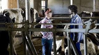 Eva und Albert arbeiten im Stall