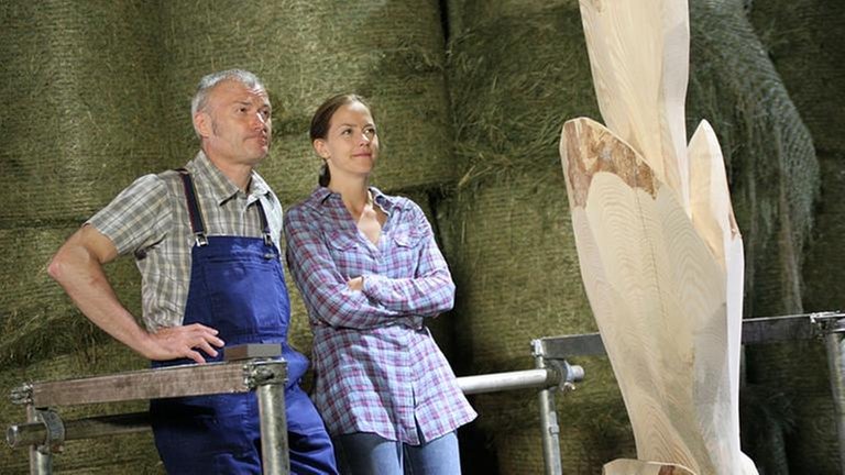 Karl und Sophie bewundern Sophies Holzskulptur