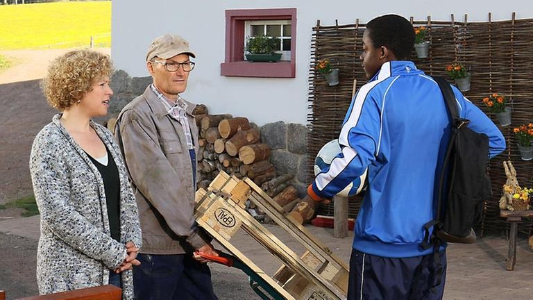 Bea, Karl und Tayo unterhalten sich