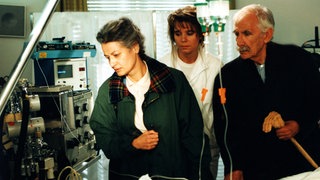 Johanna, Kati und Wilhelm an Marias Krankenbett