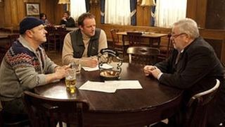 Hermann sitzt mit Toni und Bernd am Stammtisch