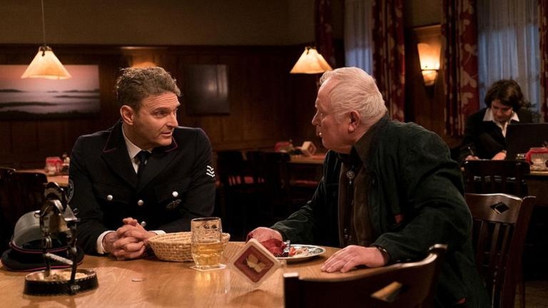 Josef Zimmermann sitzt mit seinem Sohn Uli am Stammtisch