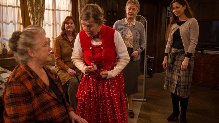 Lioba probiert ihre neue Tracht an, Leni, Johanna und Frau Rabenalt sind dabei