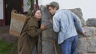 Lioba und Sebastian "horchen" am Haus