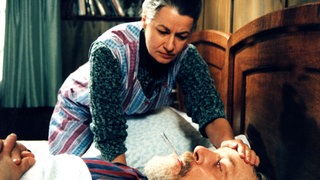 Johanna kümmert sich um den kranken Hermann