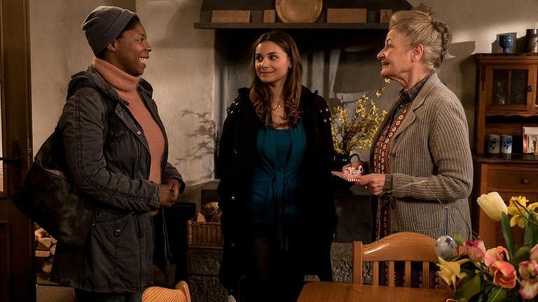 Johanna begrüßt Jenny und ihre Freundin