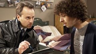 Albert wird in seinem Zimmer von Murat verhört