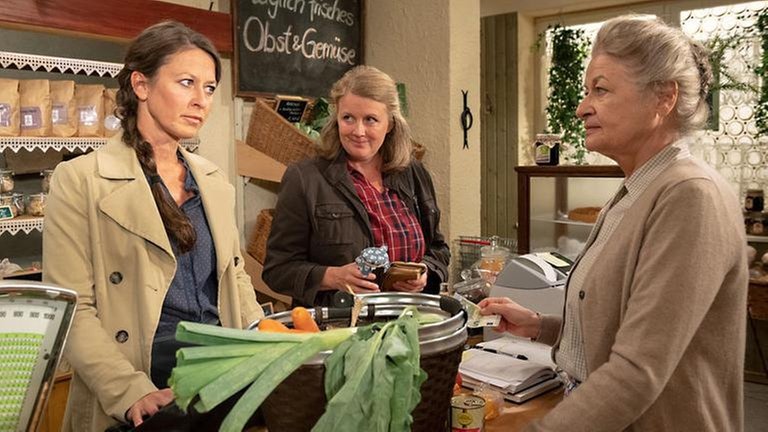 Frau Rabenalt, Evelyn Riedle und Johanna im Hofladen