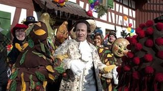 Franz Faller als Casanova verkleidet zwischen anderen Narren auf der STraße