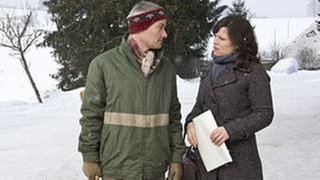 Karl und Eva unterhalten sich hinter dem Fallerhof, die Gegend ist verschneit