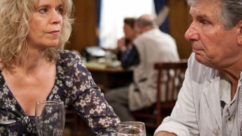 Kati und Leo sitzen zusammen am Stammtisch