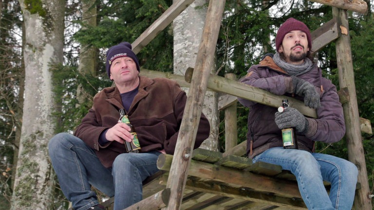 Bernd und Albert gemeinsam auf einem Hochsitz