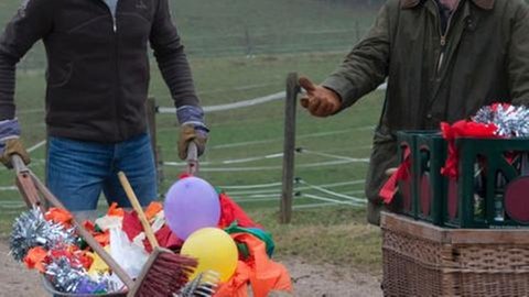 Matthias und Bernd mit Schubkarren, auf denen Dekorationsmaterial liegt