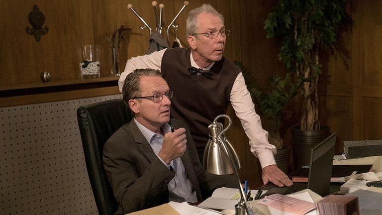 Bernhard und Herr Weiss im Bürgermeisterbüro
