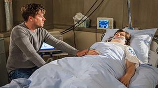 Andreas sitzt am Krankenbett seiner Frau