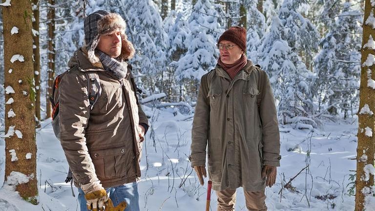 Andreas und Karl im tief verschneiten Wald