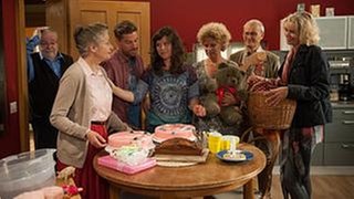 Die Familie hat sich zu Carlottas Geburtstagsfeier eingefunden
