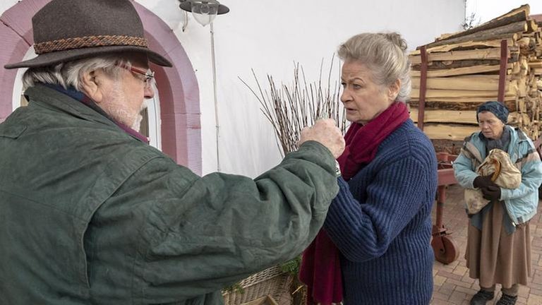 Hermann, Johanna und Lioba vor dem Hofladen