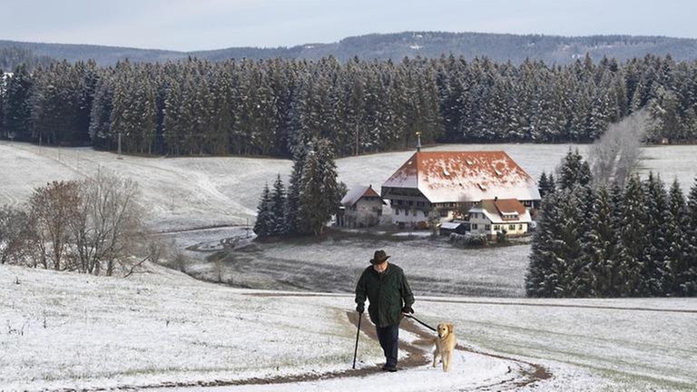 Hermann geht mit Hofhund Willy im Schnee spazieren